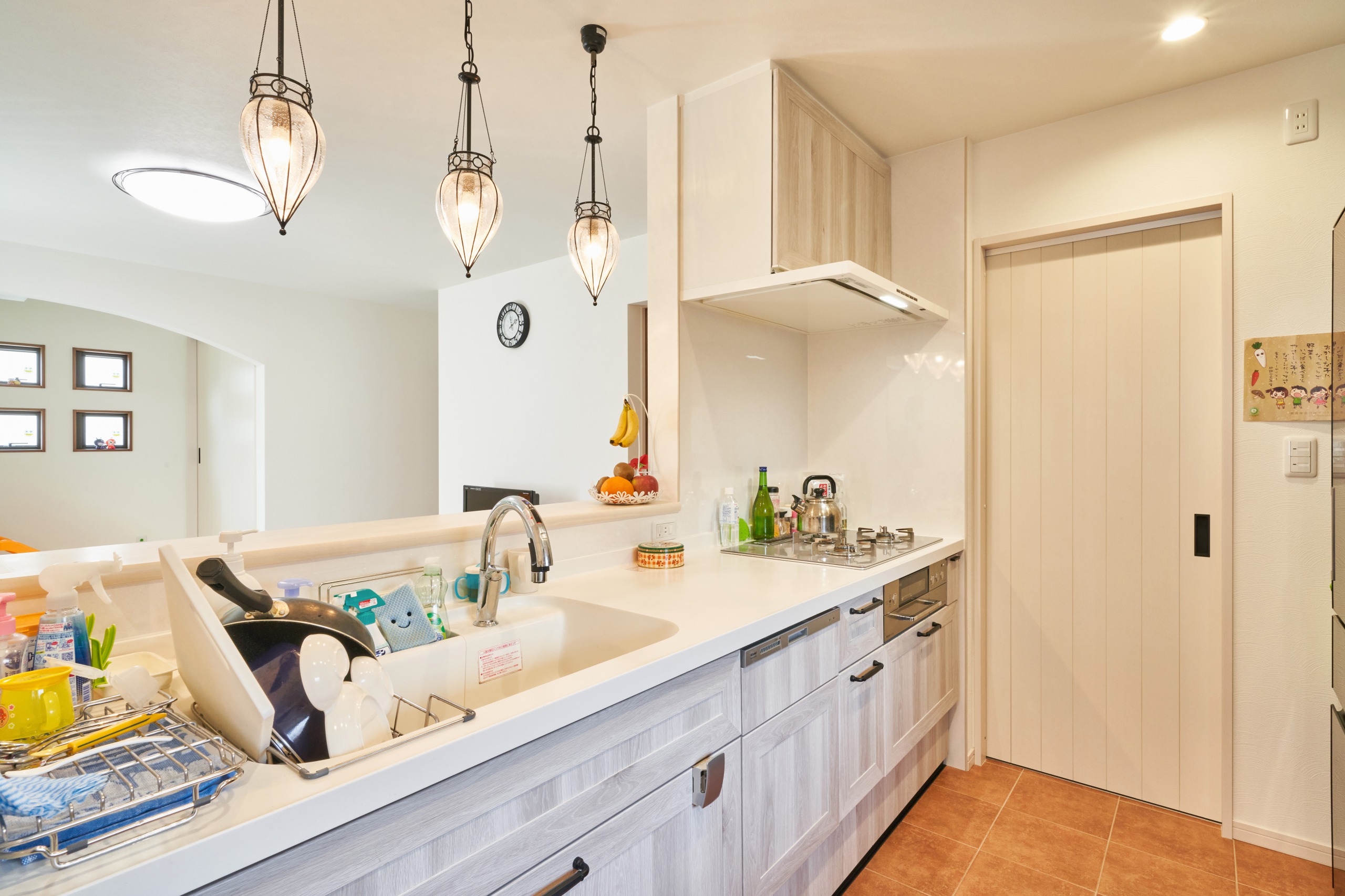 水廻りを集約して、家事動線を考慮した設計に。キッチンは明るさをしっかり確保するためにもホワイト木目の扉を使用。
