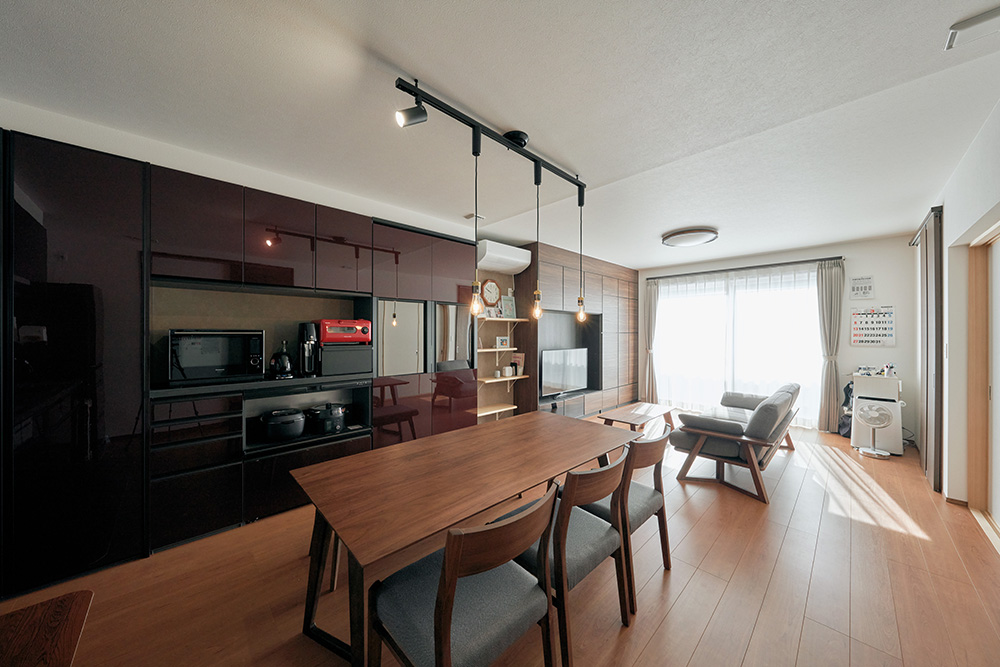 キッチンはI型を採用。最近の新築住宅では珍しいが、スペースを有効活用でき、作業効率の高さではメリットの大きいプランだ。