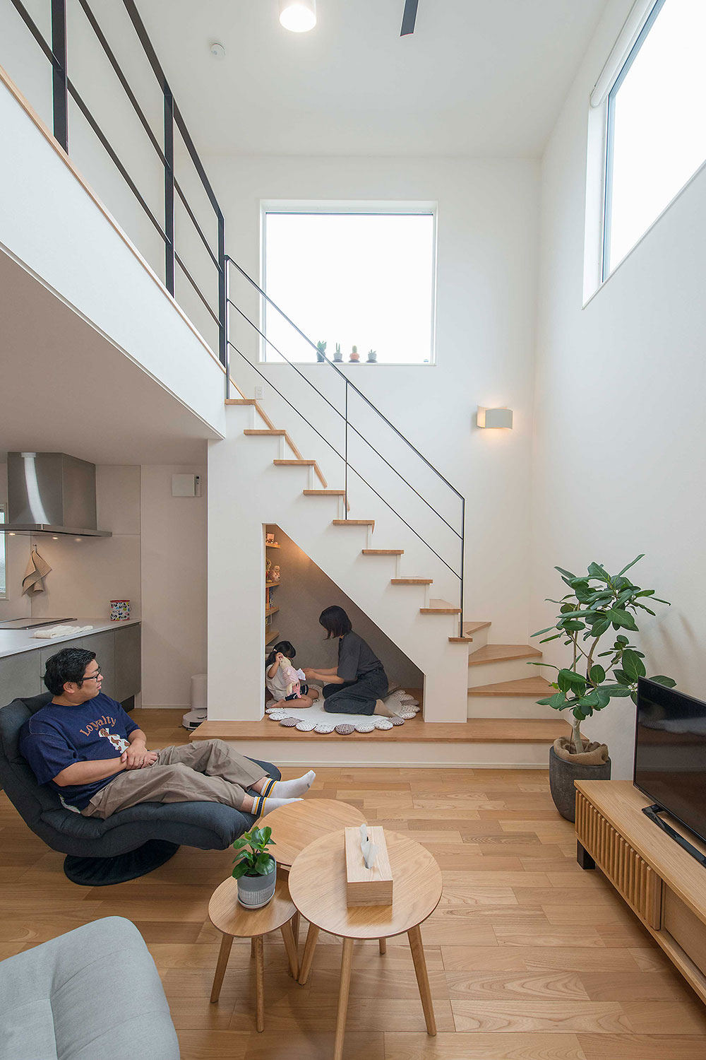 和の落ち着きと北欧のシンプルさ。階段下のヌックが印象的なジャパンディスタイルの住まい。 イメージ