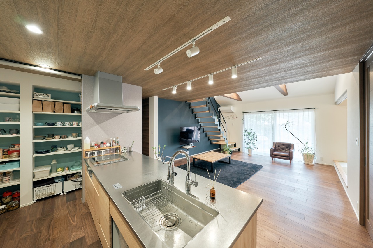 キッチンは、床や天井とも調和した木の温もりを感じることができる場所に。