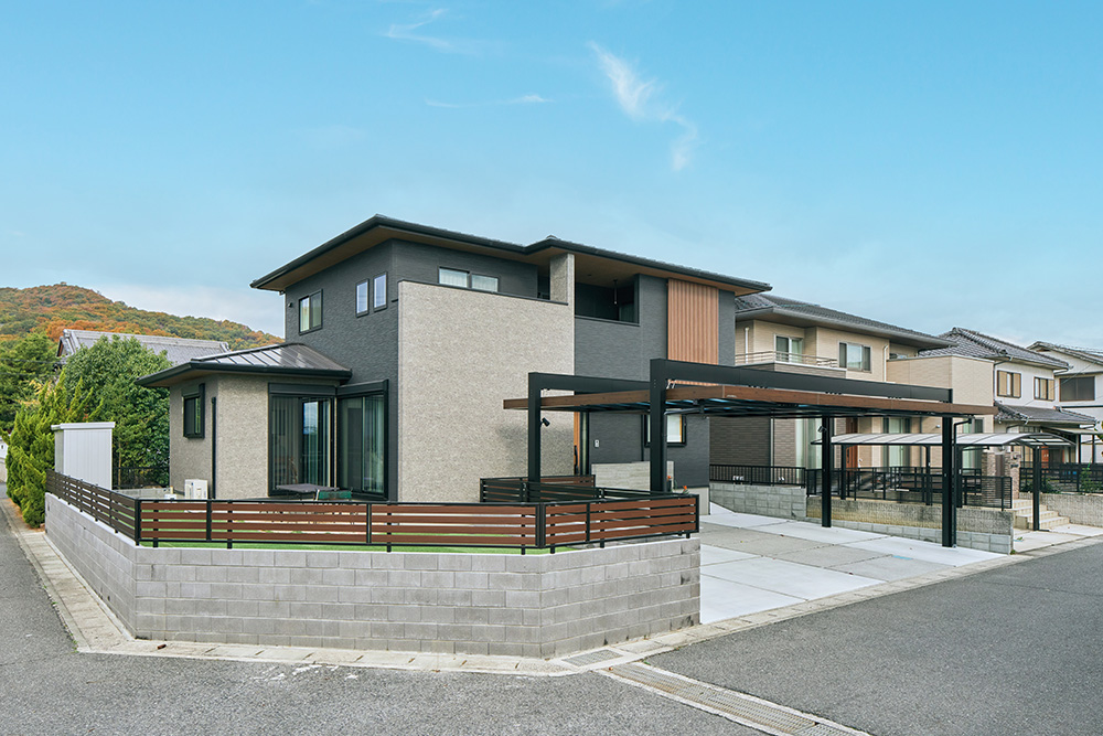 K様の新居は新規造成された住宅地の角地に建てられた。80坪を超える広大な敷地は、5年前から準備されていたという。