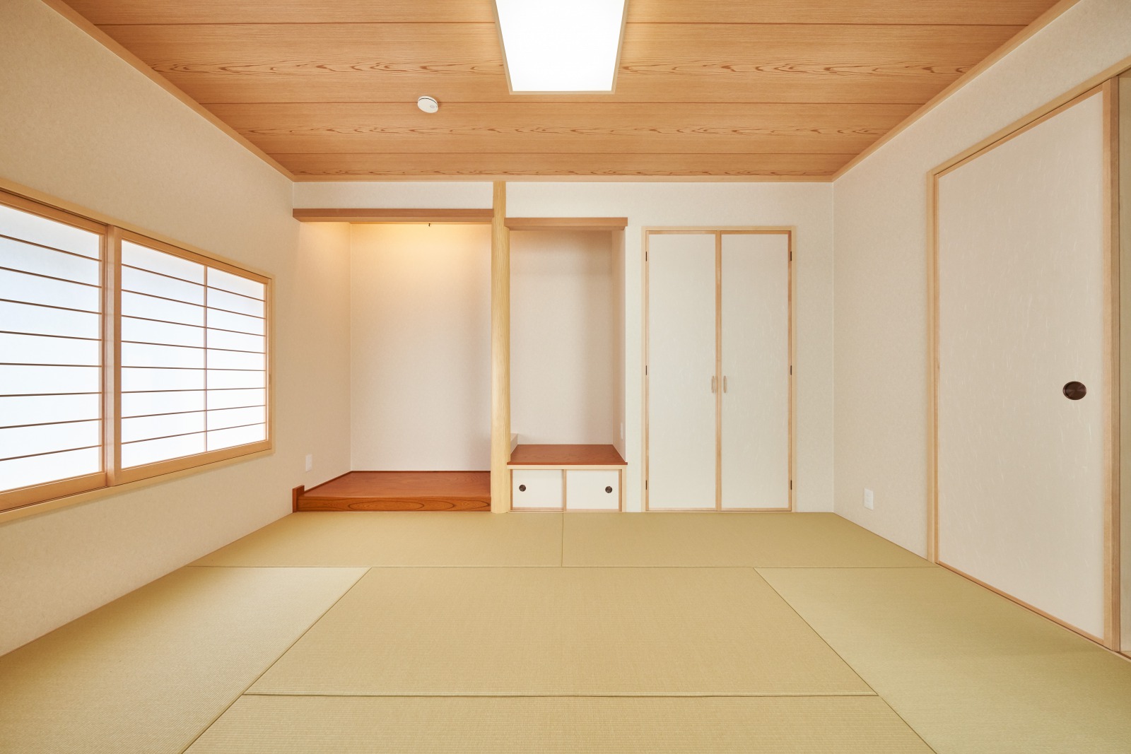 床の間、仏間、収納と、格式のある和室のしつらえ。