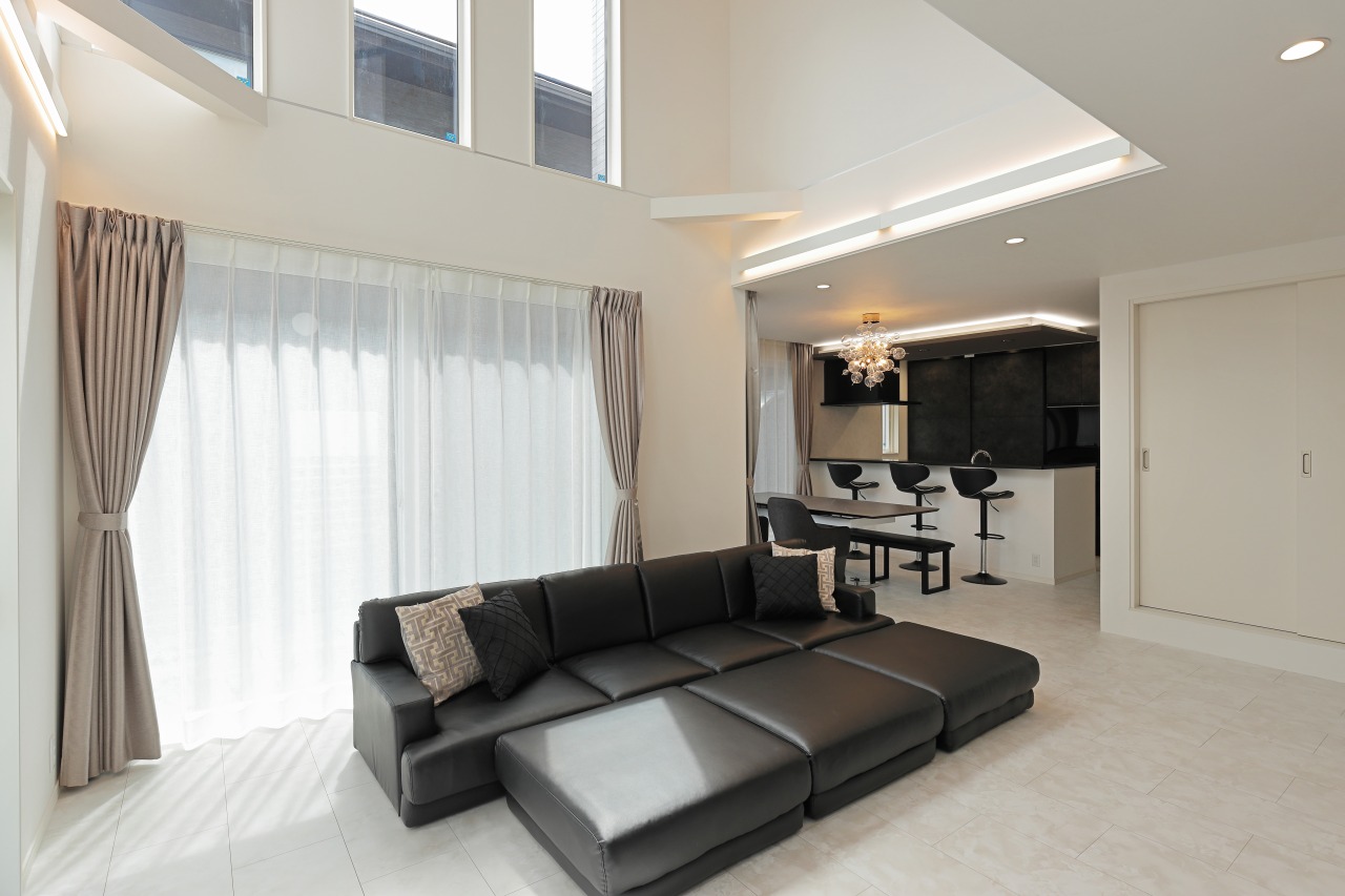 最大29畳をひと続きに使える大空間のLDKには、ダークトーンの家具を積極的に取り入れることでホテルライクな上質感を追求