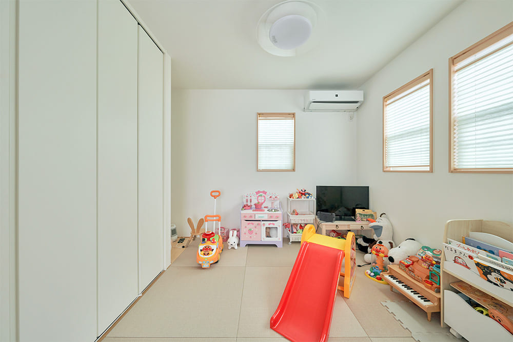お子様のおもちゃがいっぱいの和室も、お昼寝やふれあいの時間に大活躍。お子様が成長されても客間やリラックススペースとしてマルチに活用できる。