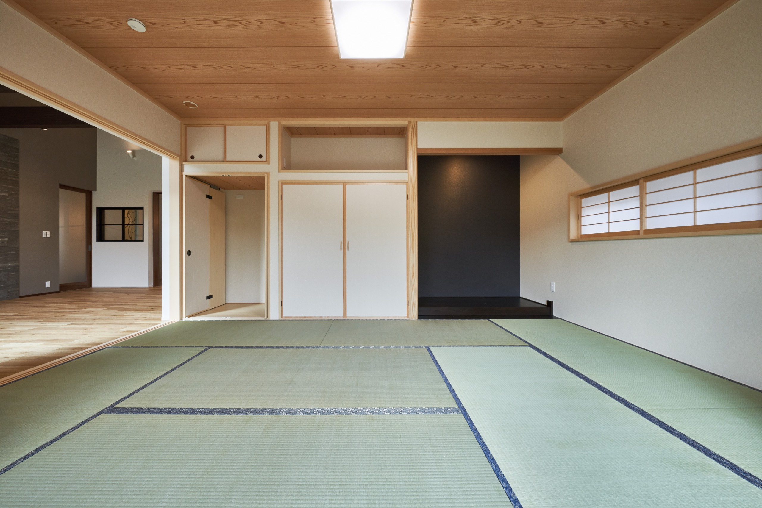 襖を開ければ、和室とダイニングが一つとなった和モダンな雰囲気溢れる空間に早変わり。