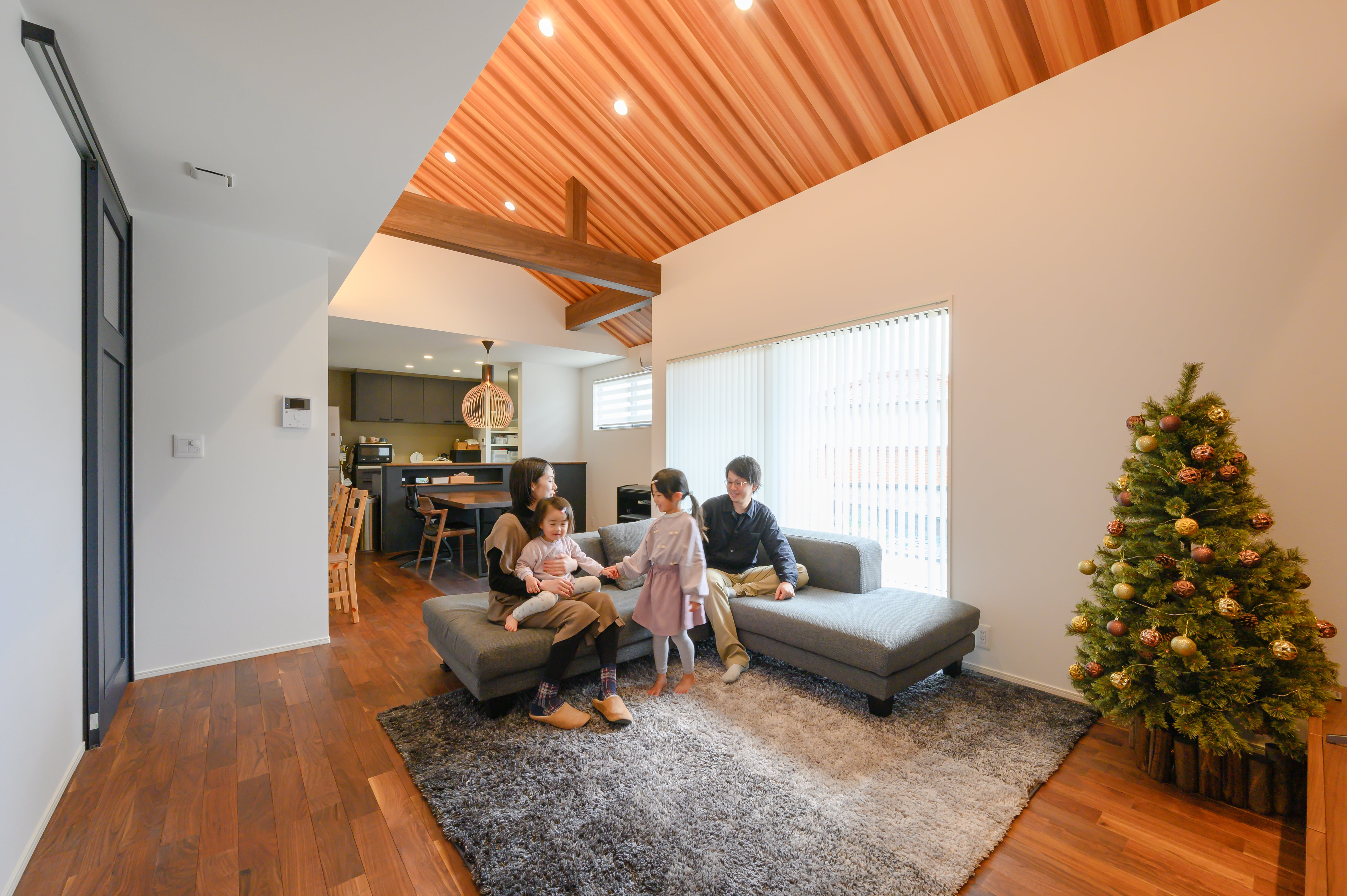 勾配天井と天井材が相まって美しい家族の憩いの空間。