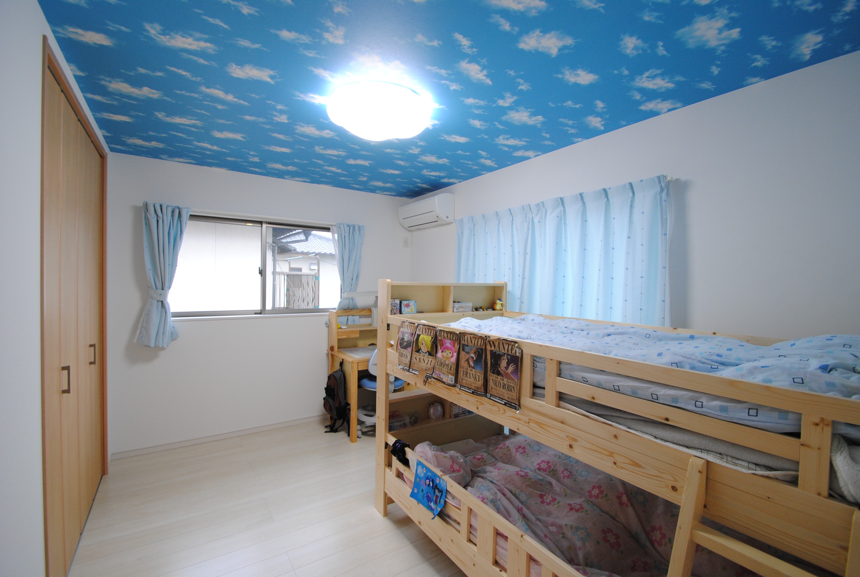 子ども部屋は元気がでる明るいトーンに。空色の天井も子どもの創造力を伸ばしそうだ