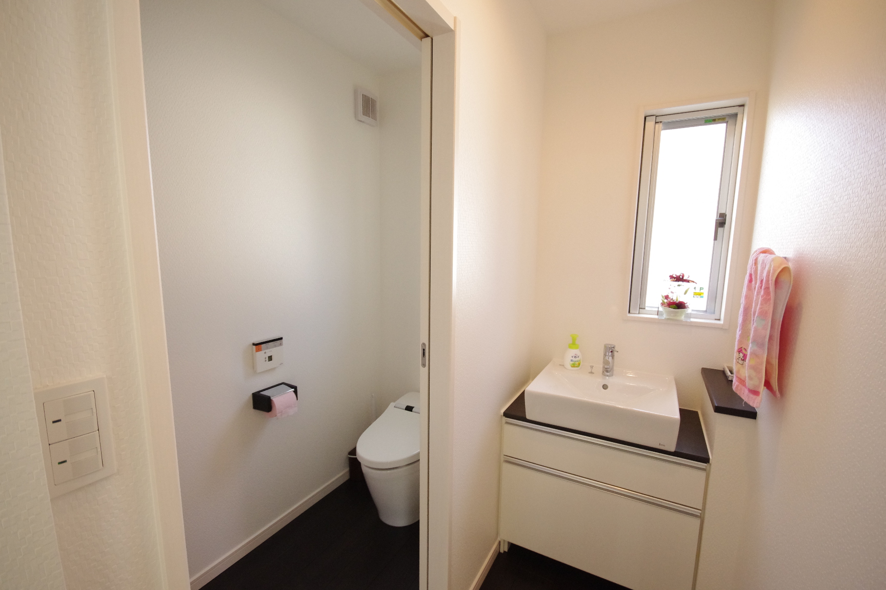 1階にはトイレと洗面のみで、お風呂は2階にもっていき、その分LDKに空間をまわした
