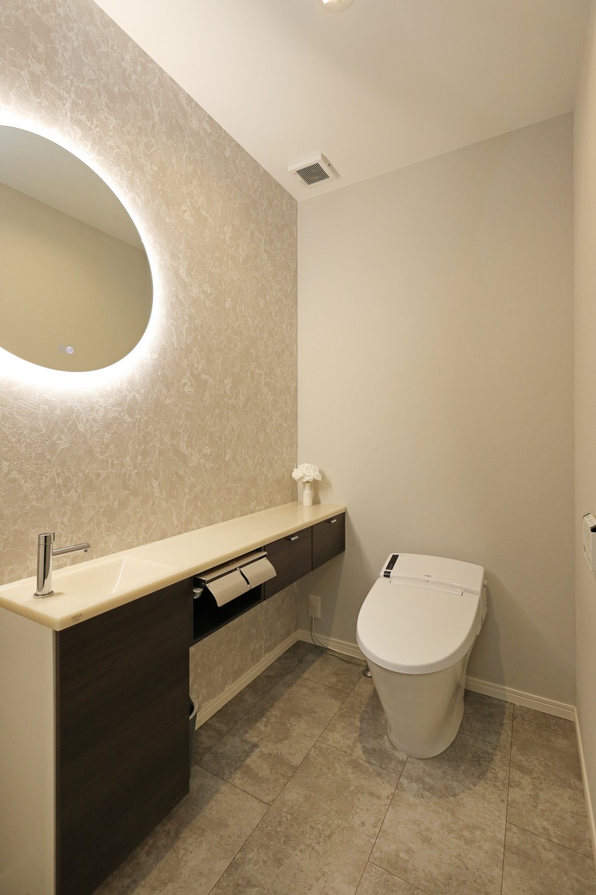 通常の2倍近いスペースを確保した1階トイレには調光ライト付きのミラーを設置