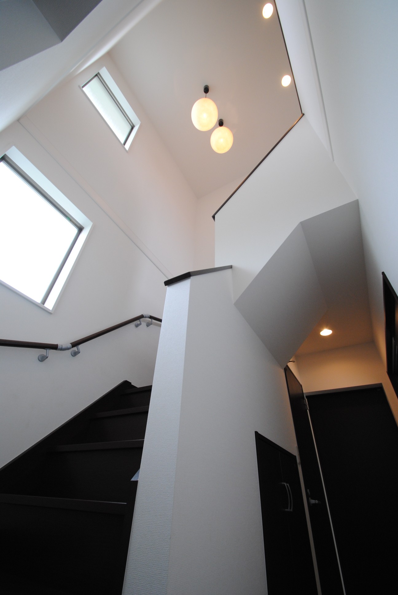 建物北側になる階段室は、小さな吹き抜けとFIX窓で明るさとゆとりを確保
