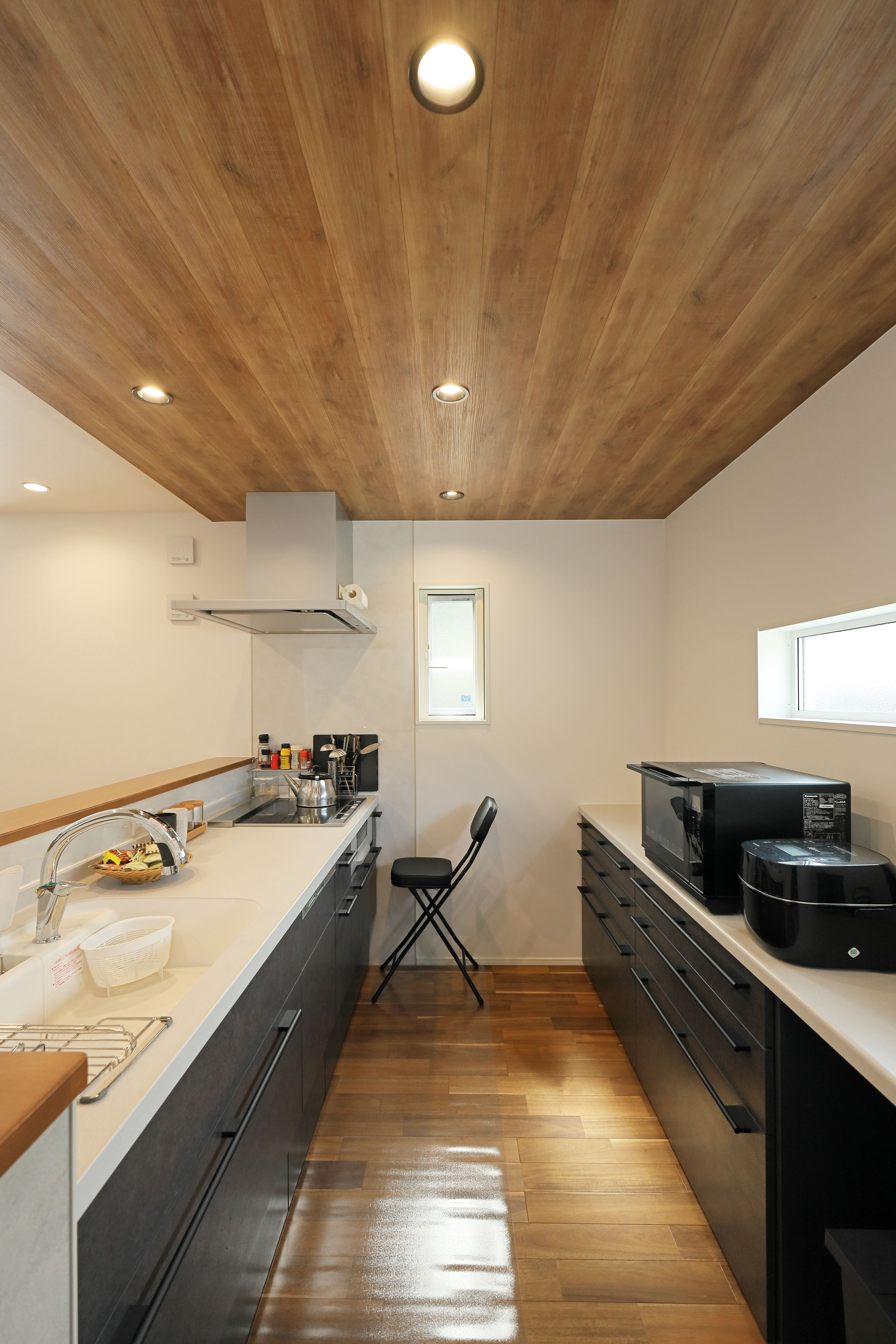 天井は木目調で、カフェのような空間のキッチン。