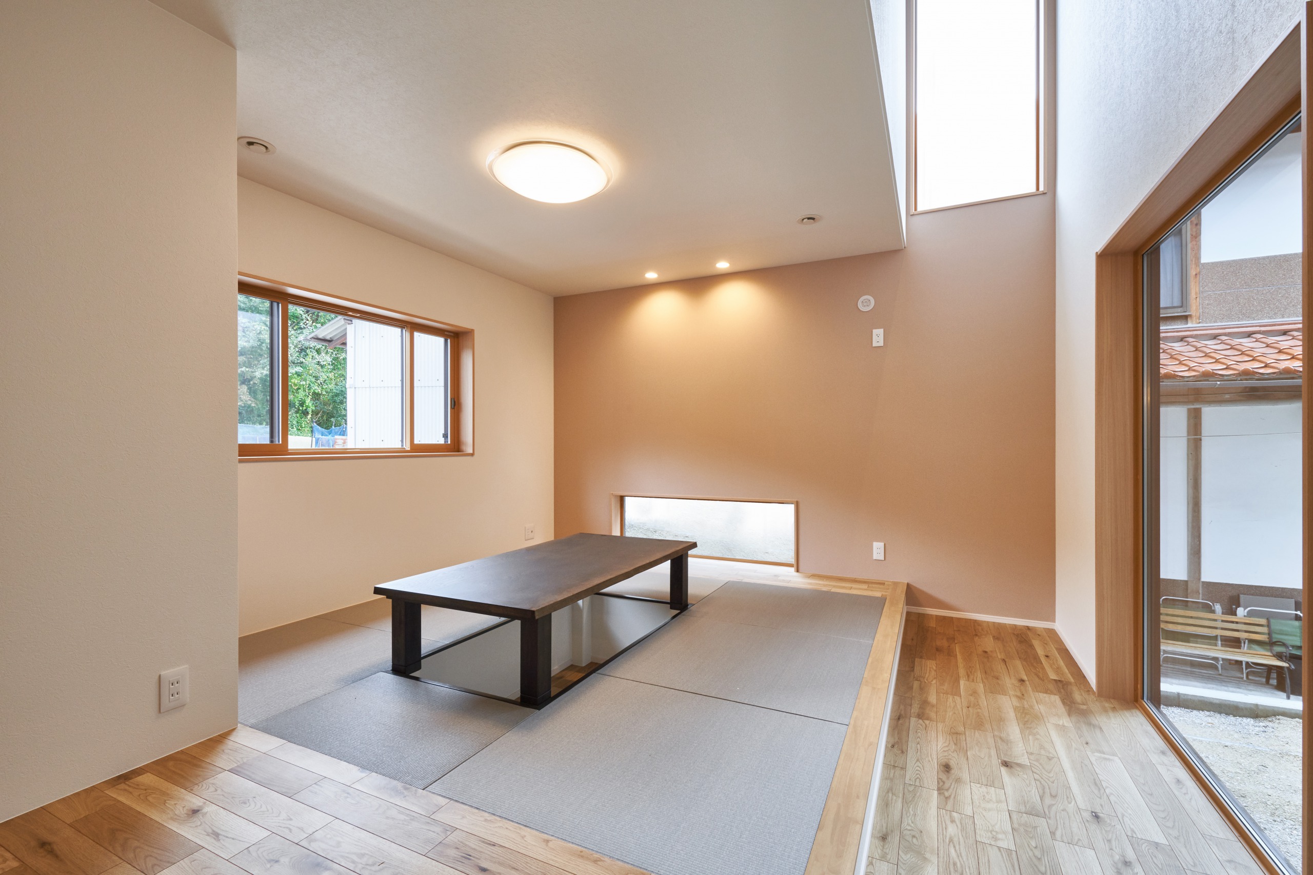 ダイニングキッチン横の和室スペース。一段高くし、掘りごたつを配置することで特別なスペースに。
