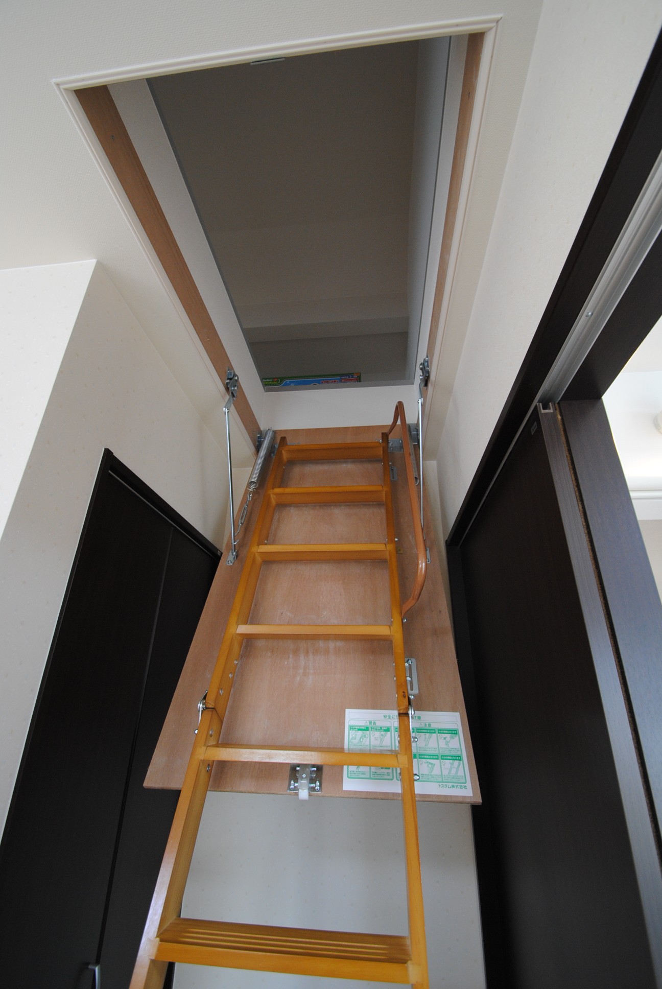2階洋室の入口から、小屋裏に上がることができる。階段は通常、天井に隠しておける