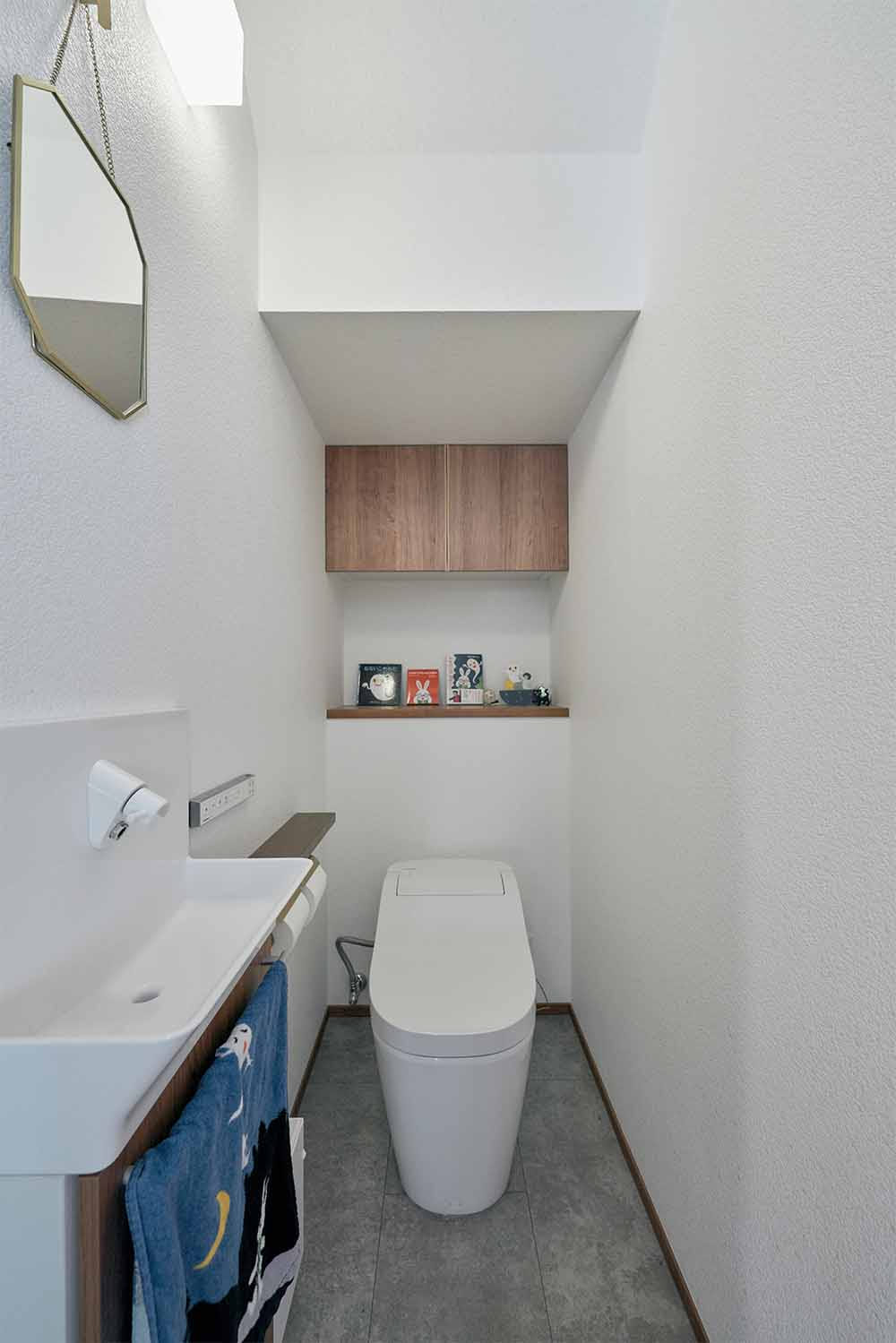 一見普通のトイレだが、明かりを消すとポワッと光が浮かび上がる、蓄光性の壁紙が一面に貼られている。