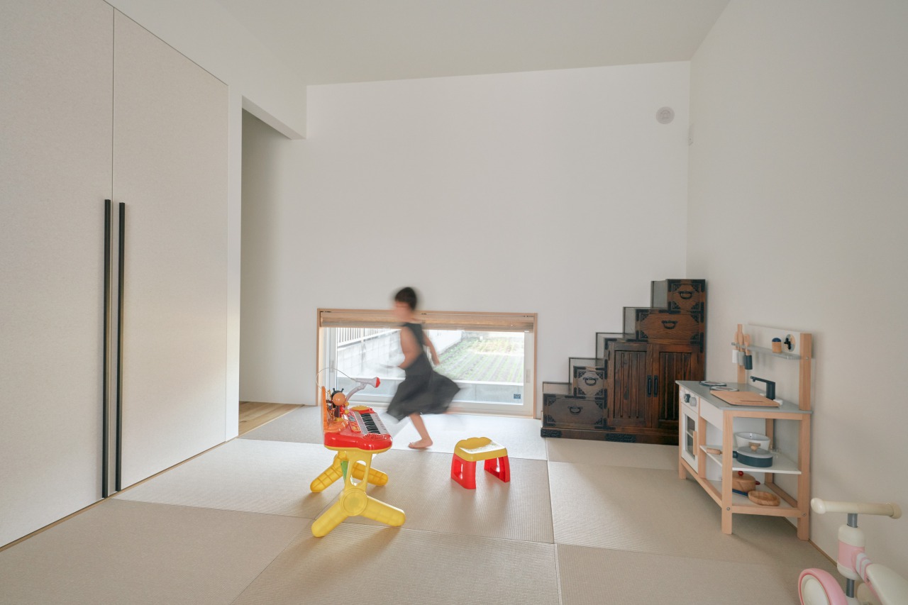 リビングに隣接した和室は、お子様の遊び場としても重宝します。家事をしながらでも目が届く安心の距離感。