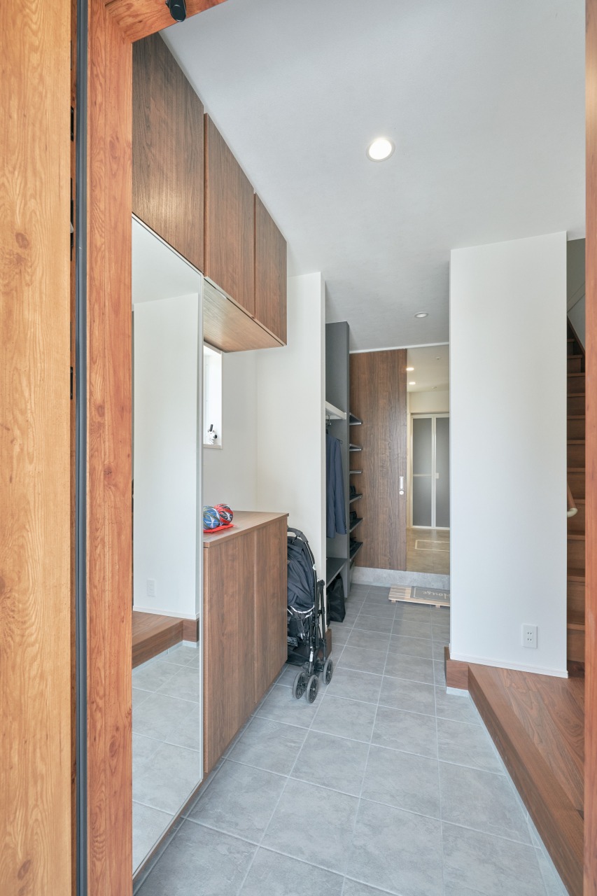 玄関から土間収納を通って、洗面室、浴室へと直結する動線