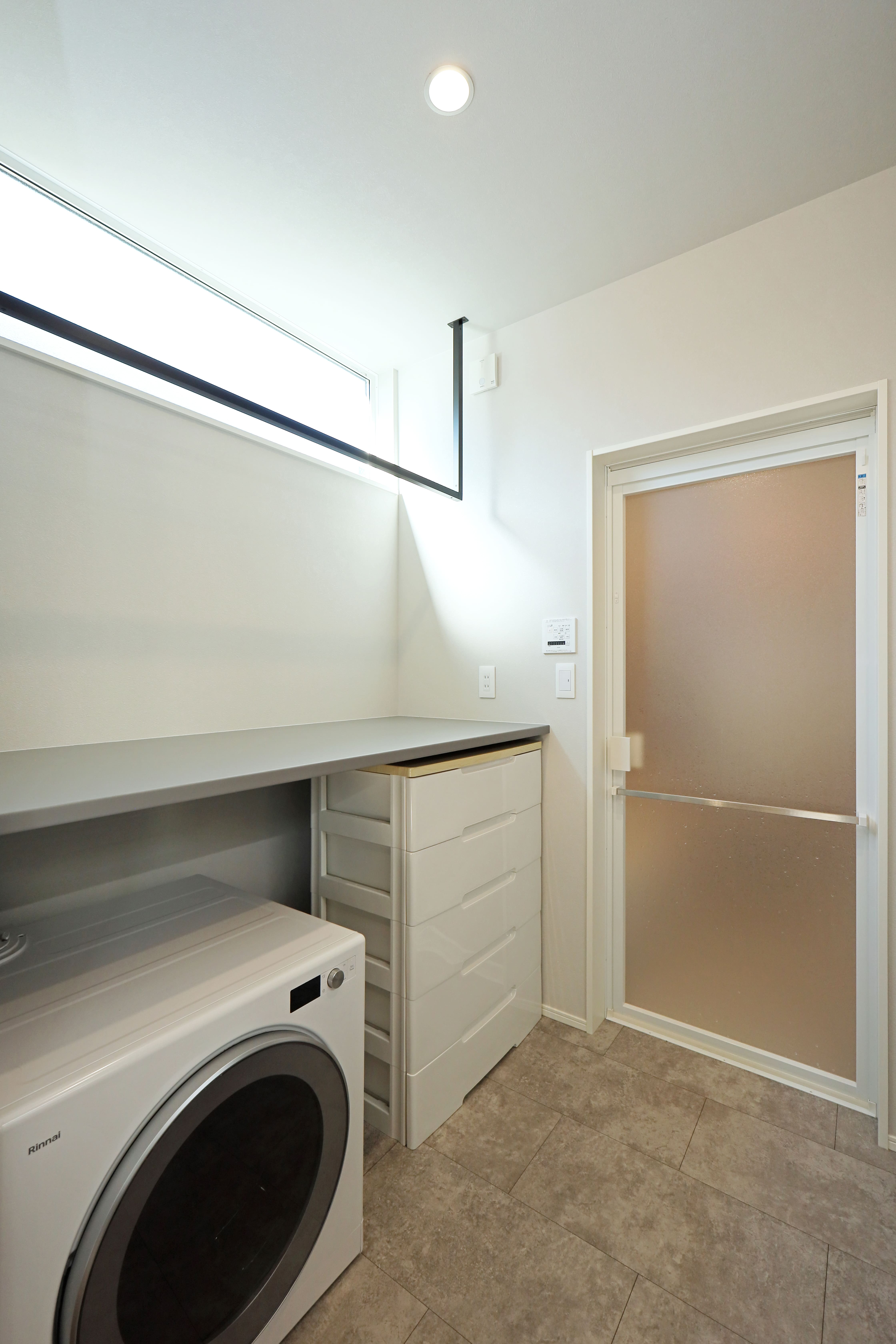 乾燥機からだした洗濯物すぐをたためるだけでなく、アイロン台としても活用できる家事スペース。家事動線が短くて便利！