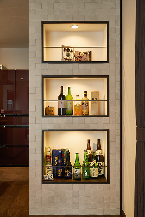 LDK中心に設けた飾り棚は、生活空間をセパレートすることでリズム感が生まれている。