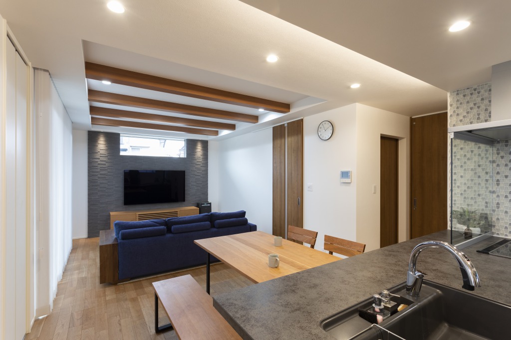 キッチン側とリビング側で天井高に変化がつけてあり、空間に立体感とゆとりが演出されている。