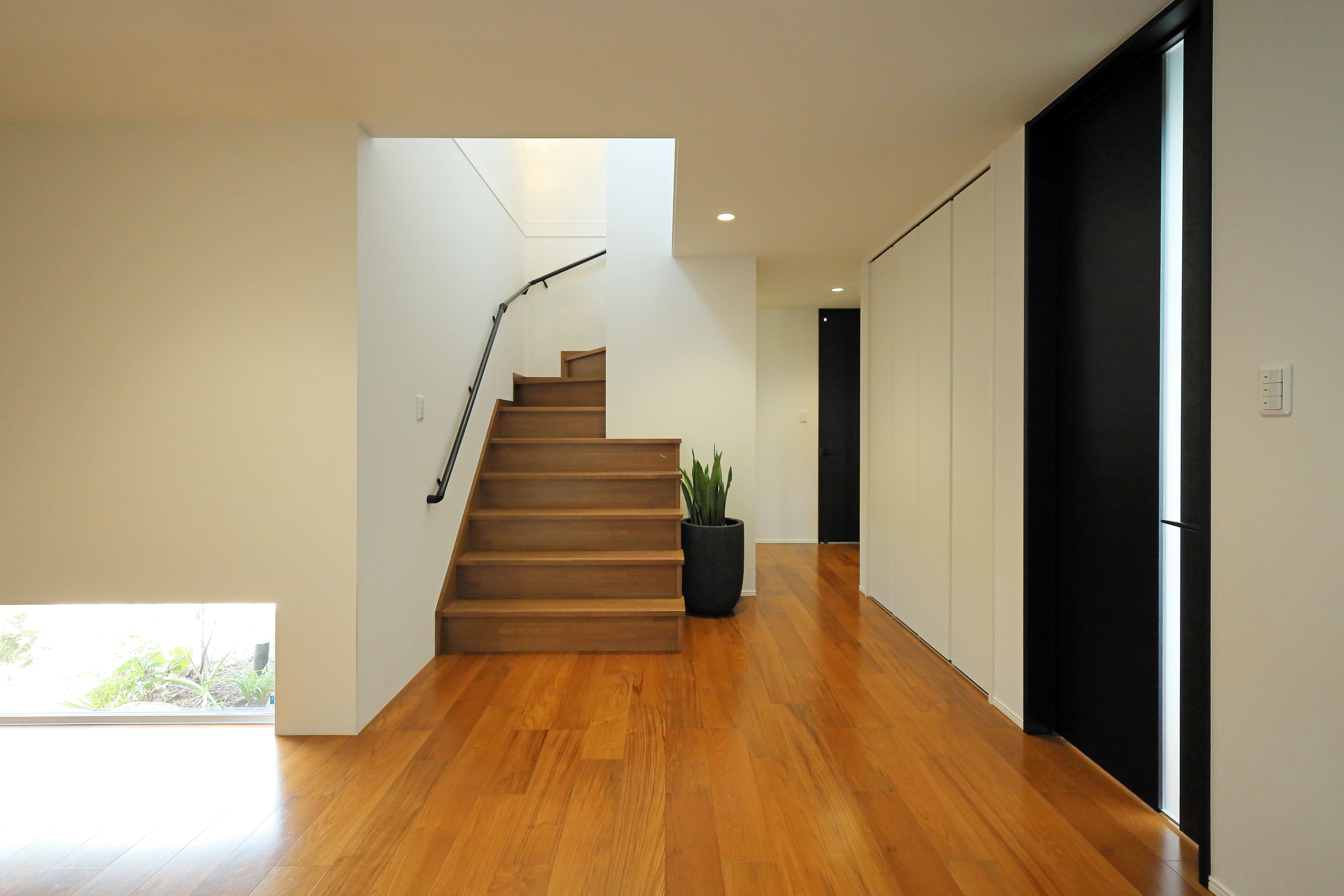 入ってすぐの解放的な空間を感じられるよう、床材には通常より広い幅のチーク材を採用。