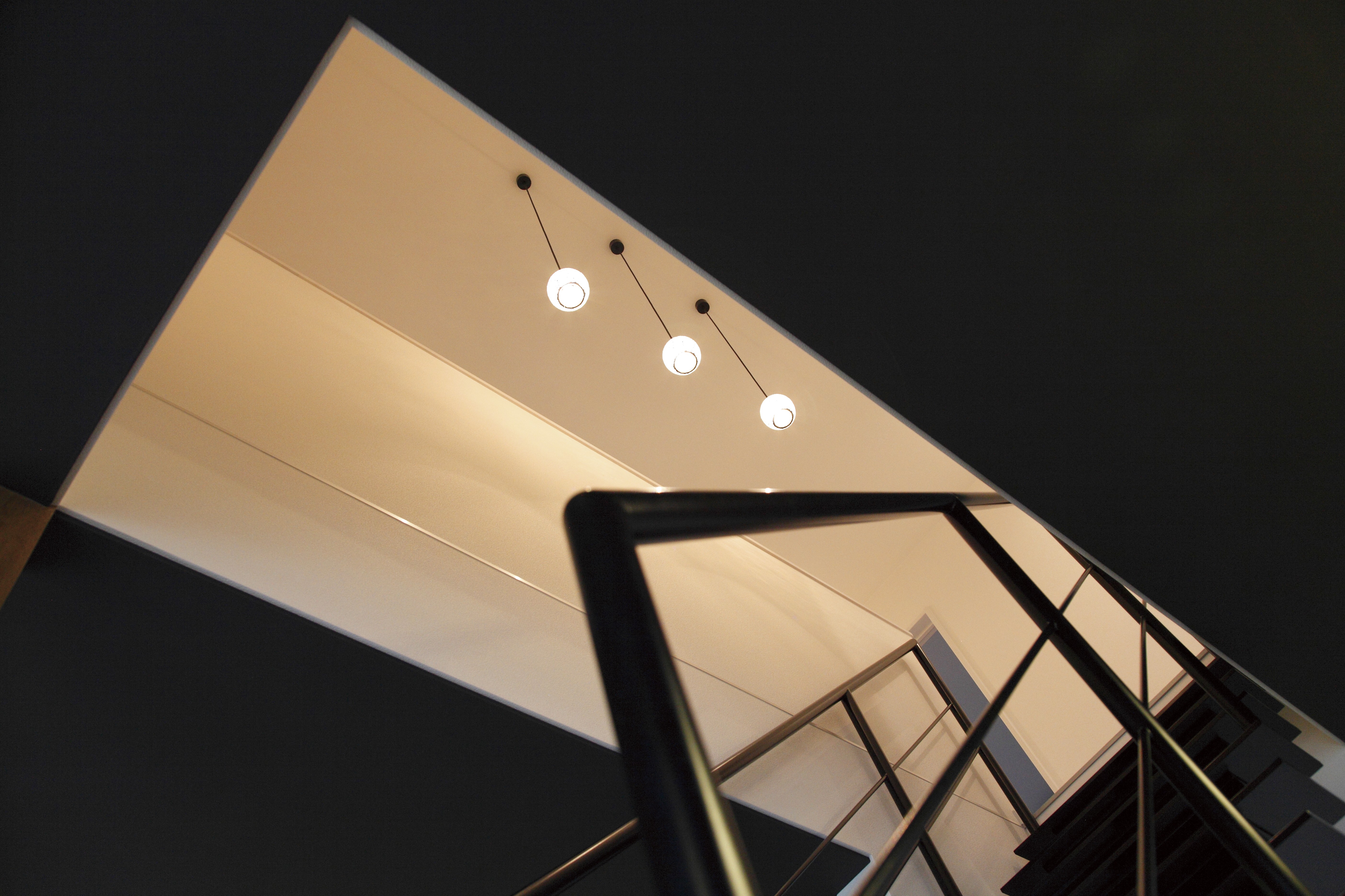 空間の中にぽっかりと浮かんだ白のスクエア。階段の吹き抜けと1階天井とのコントラストがアートな雰囲気を漂わせる。ドラマチックな効果をねらってみるのも面白い