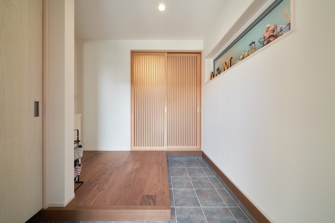 奥の部屋へとつながる玄関は、動線の良さだけでなく、空間の広がりをも実現させます。