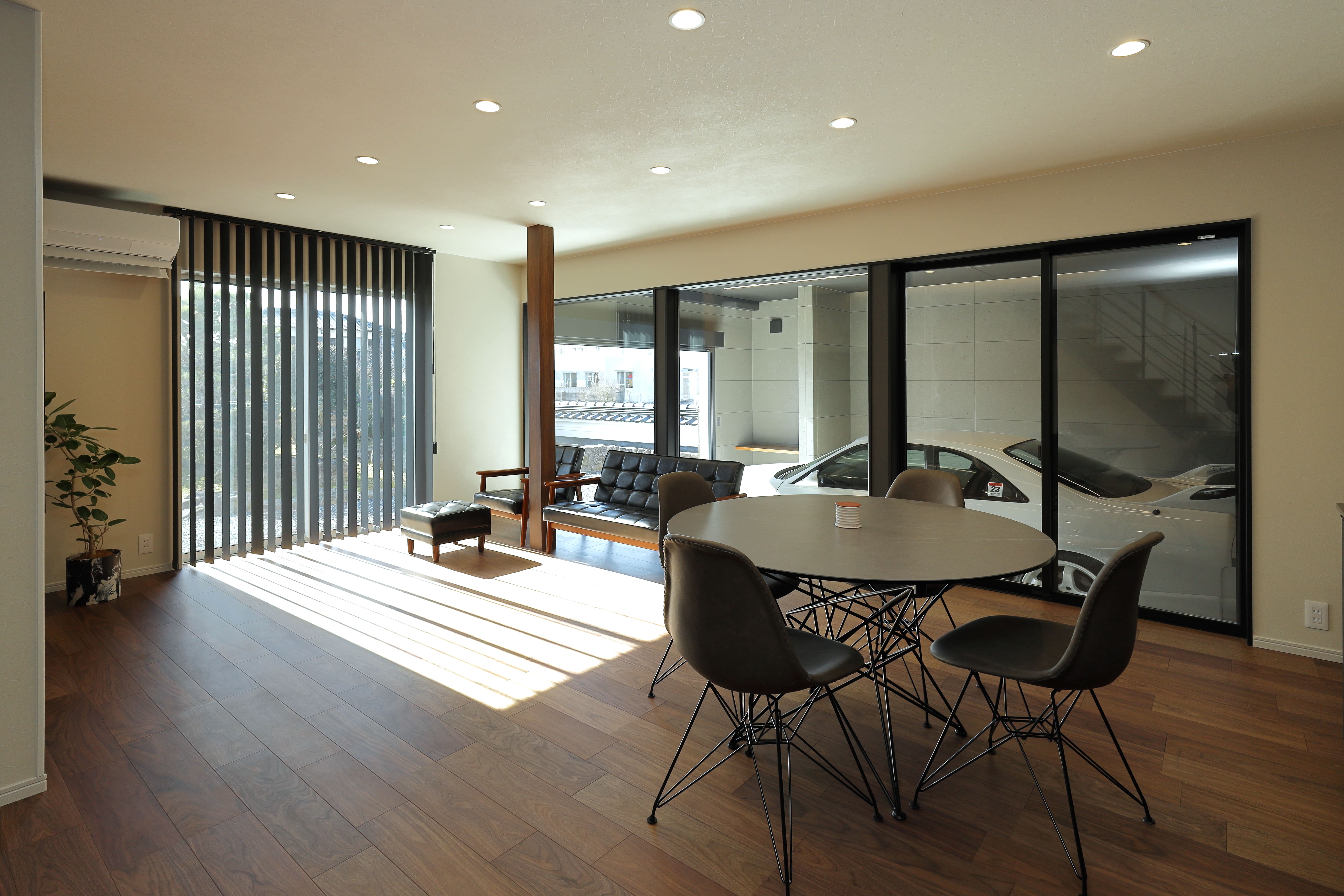 祖父母から受け継いだ重厚な木の存在感と、 ガラス張りのインナーガレージが調和する「愛車と暮らす家」 イメージ