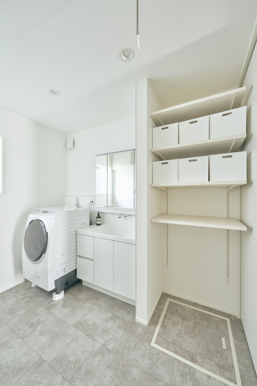 キッチンやリビング、2階からも出入りできる回遊性のある洗面。収納スペースも豊富に確保。