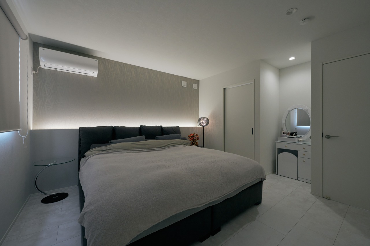 寝室はベッド背面の壁をあえて厚くし、間接照明を仕込み、雰囲気のある空間になった。