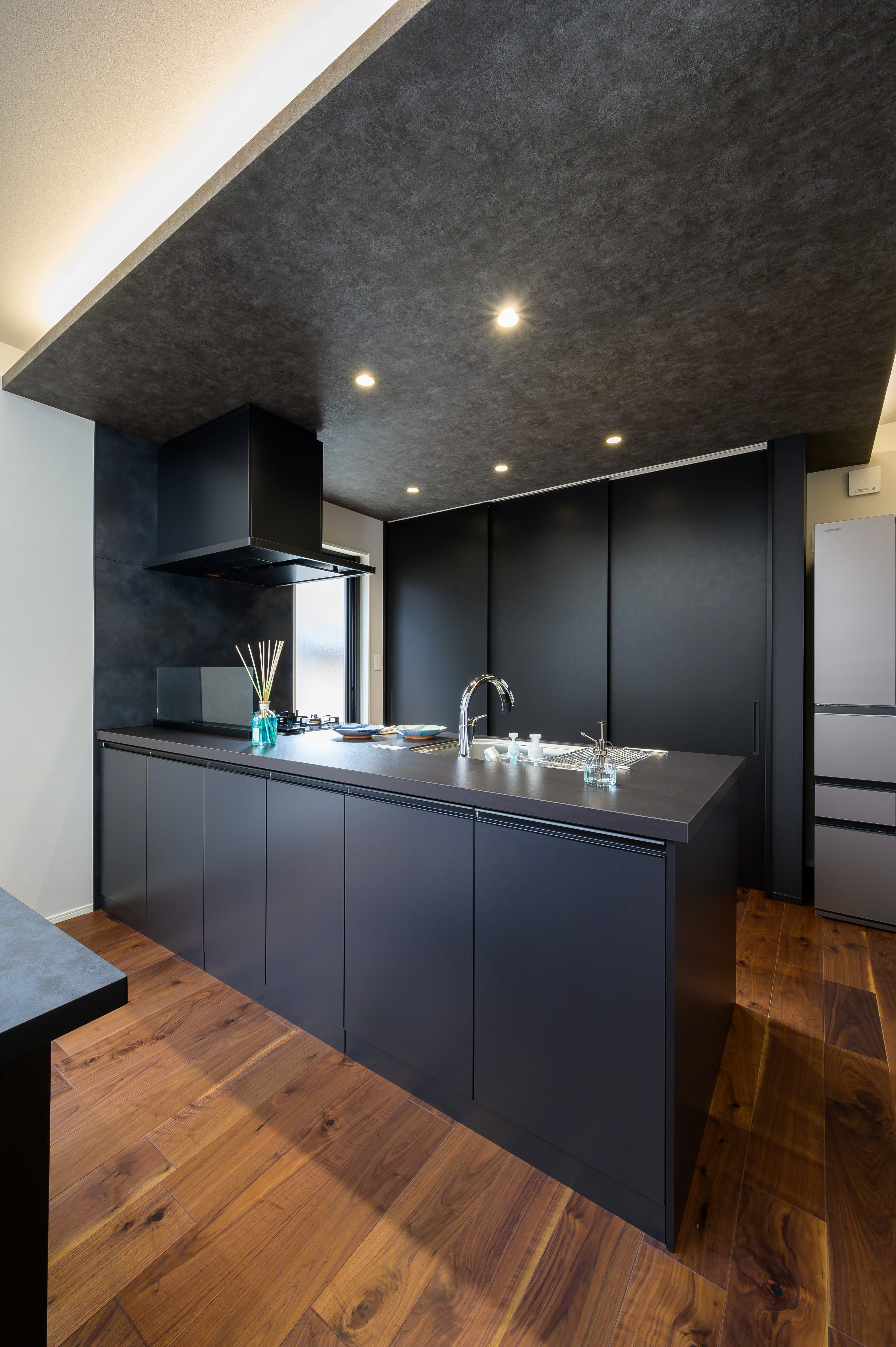 キッチンは背面の収納も含めブラックで統一することで、インパクトを持たせながらスタイリッシュさをプラスしている。