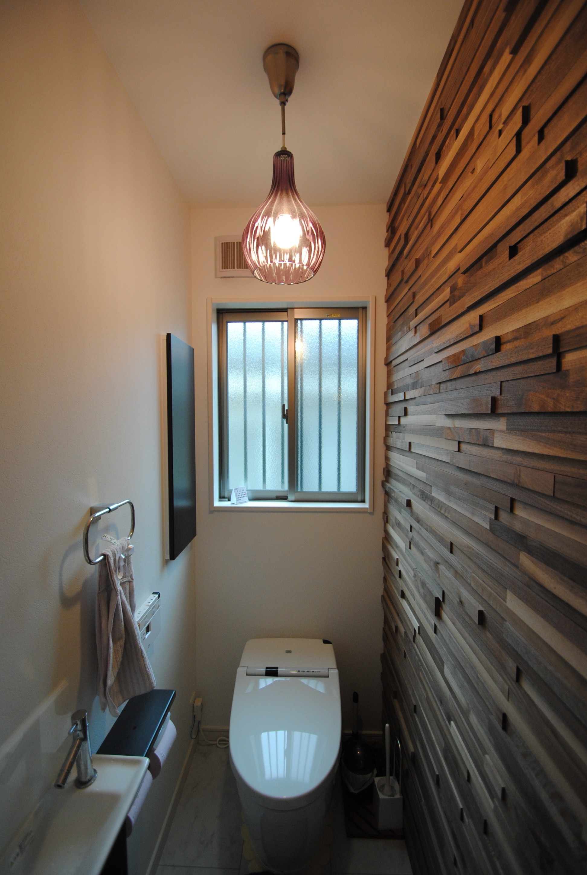 ウッドウォールはトイレの壁にも採用。単調になりがちな空間に豊かな表情が出た