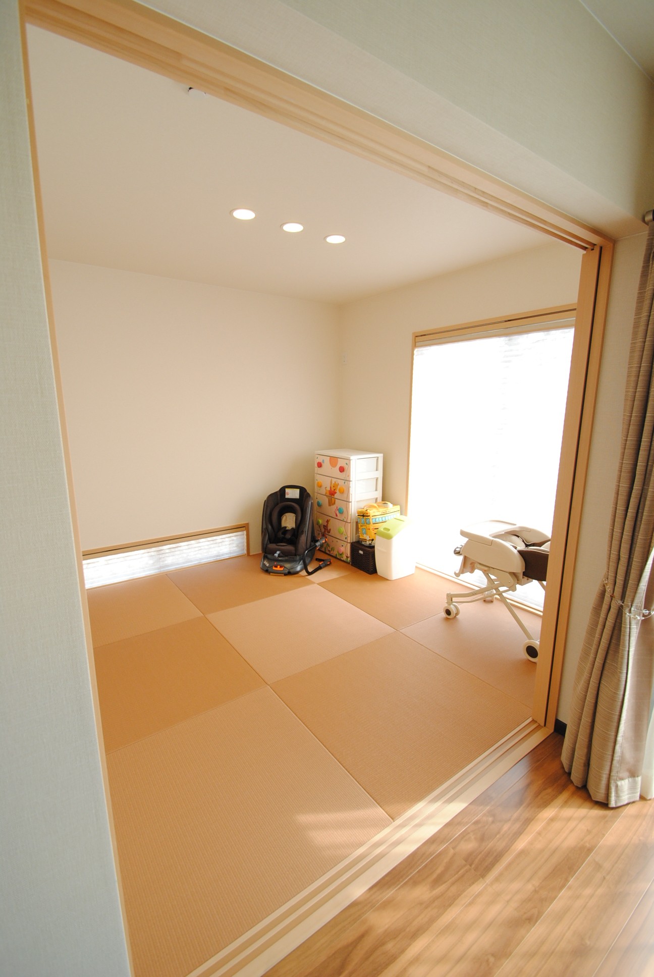 和室の畳は琉球畳風の縁なしのものに。LDKと調和するモダンな空間に仕上げてある