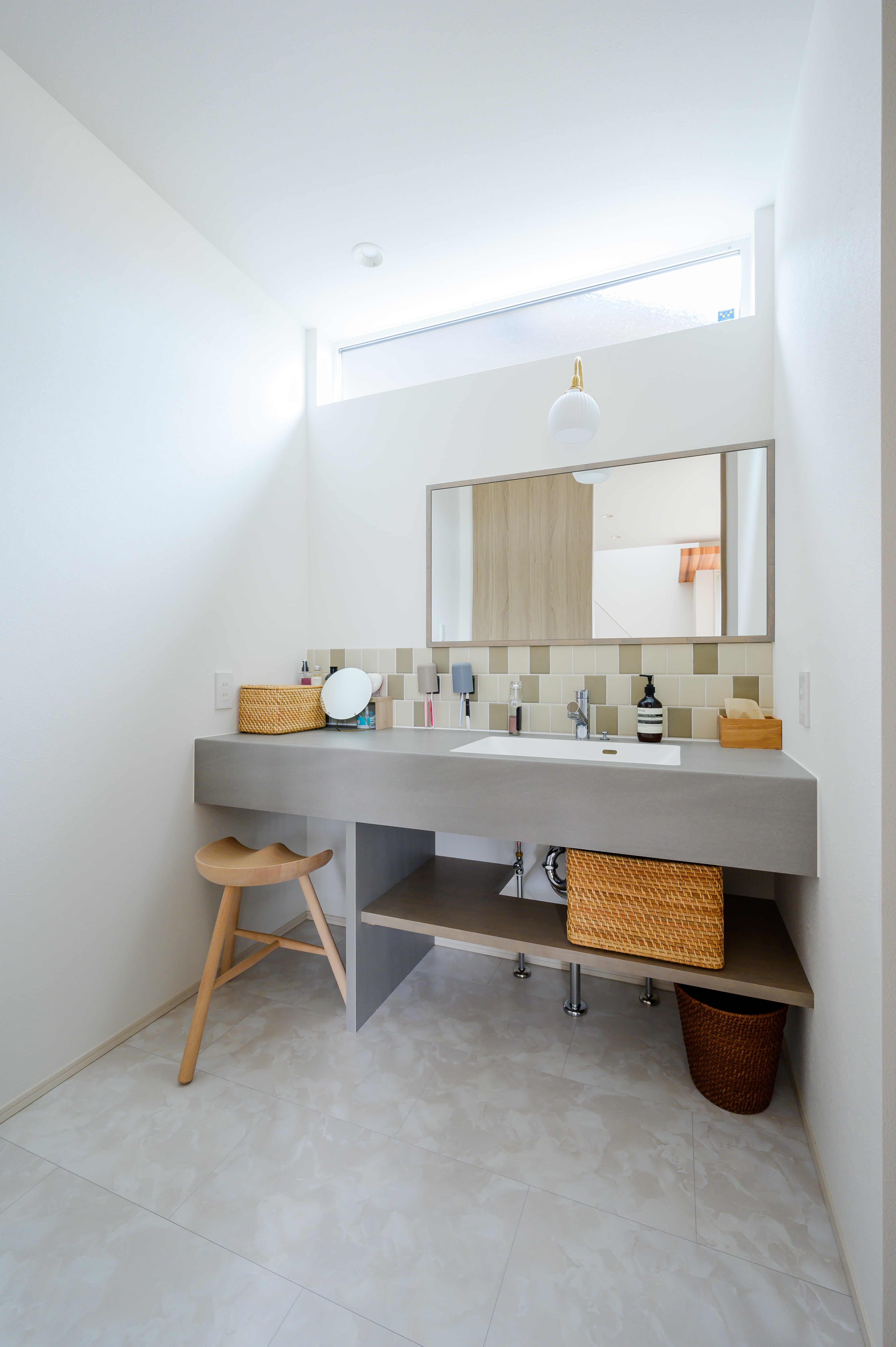 美しいデザインの洗面室。LDK に隣接しており、扉を開けてお いてもインテリア要素のひとつとして空間を彩ってくれる