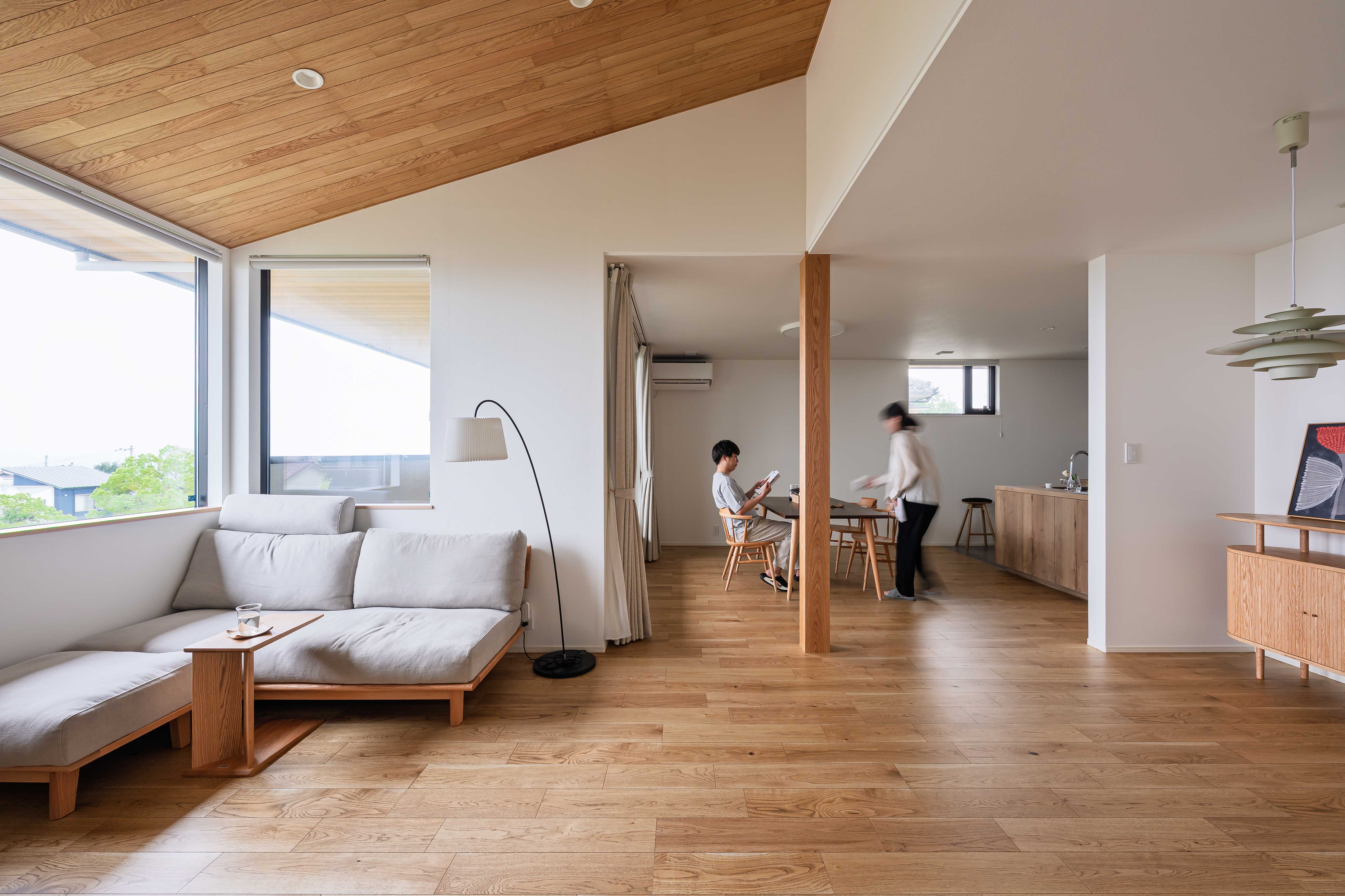 コスト・性能・デザインの最適バランス。巧みな動線設計と木質感が印象的な二世帯住宅。 イメージ